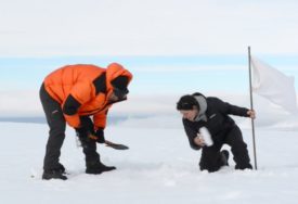 Symbolic-Expedition-to-the-Center-of-Antarctica-Esther-Kokmeijer-Antarctica-2015-2-750x422