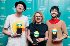 Michiel Ubels (winnaar TAA, Sabine Himmelsbach namens Pascal Reinmann (winnaar Best Foreign Film Award), Dinu Comendant (winnaar Publieksprijs) Foto Aad Hoogendoorn
