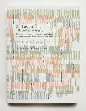 Cover O&O publicatie 'Onderzoek & Ontwikkeling - Bijzondere projecten, residencies, publicaties en onderzoek door Rotterdamse kunstenaars - 2010|2011|2012|2013' (2015)
