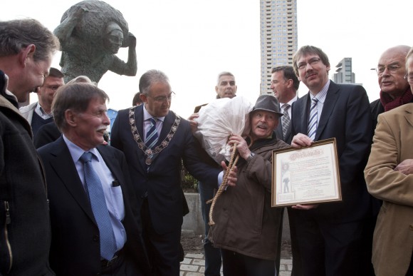 De Lastdrager (1950), Han Rehm, onthulling na herplaatsing, 2014 - foto Otto Snoek