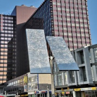 Two Turning Verticle Rectangles (1969) van George Rickey teruggeplaatst op het Binnenwegplein